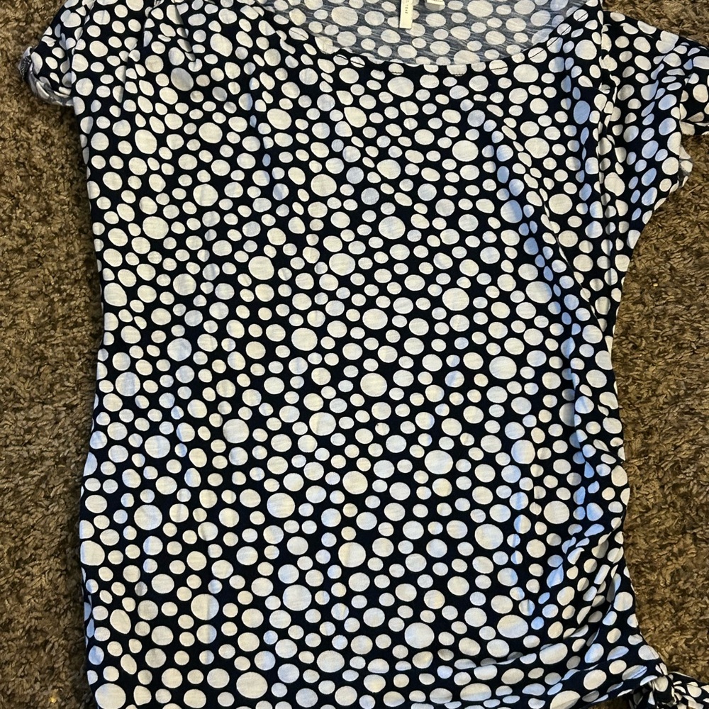 Chic Polka Dot Short Sleeve Top in Navy and White